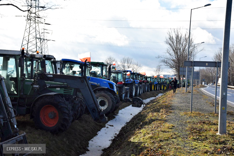 „Unijna polityka zniszczy ziemię i polskiego rolnika.” Protest rolników na krajowej ósemce 