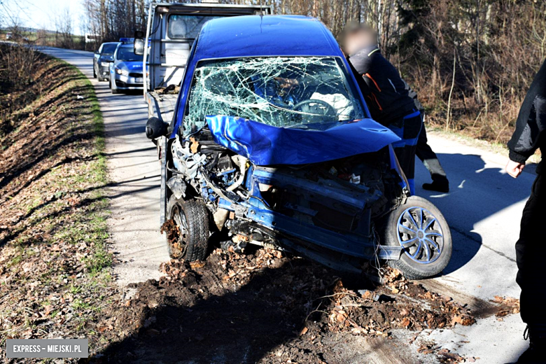 	Osobowe renault wypadło z drogi przed Sieroszowem