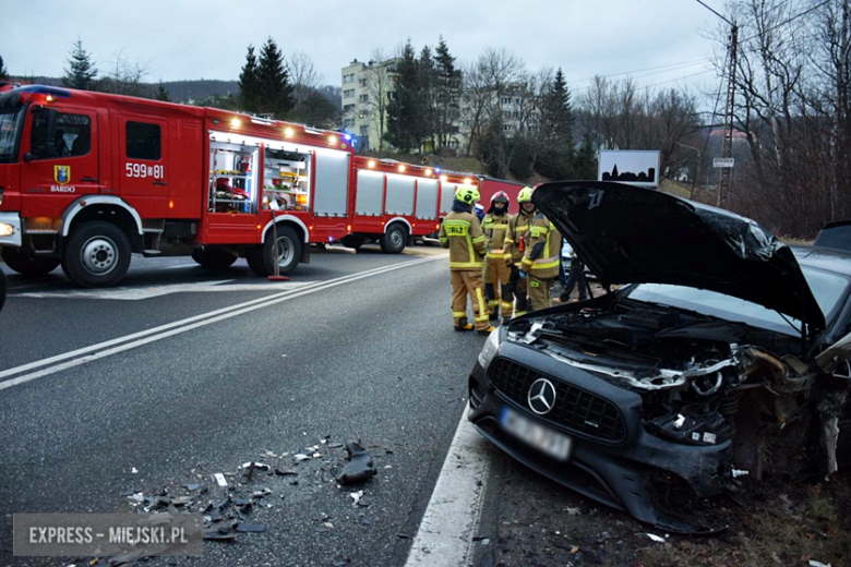 Zderzenie trzech osobówek w Bardzie. Krajowa ósemka zablokowana