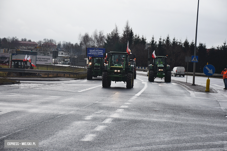 Protest rolników na skrzyżowaniu krajowej z ul. Legnicką. Są utrudnienia w ruchu