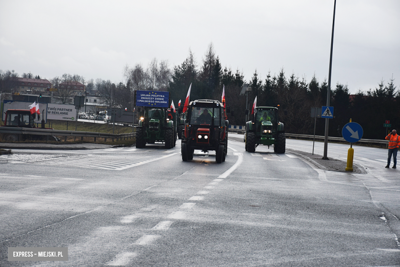 Protest rolników na skrzyżowaniu krajowej z ul. Legnicką. Są utrudnienia w ruchu