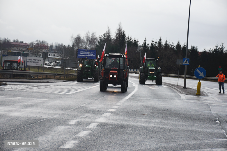 Protest rolników na skrzyżowaniu krajowej z ul. Legnicką. Są utrudnienia w ruchu