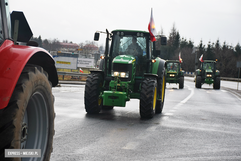 Protest rolników na skrzyżowaniu krajowej z ul. Legnicką. Są utrudnienia w ruchu