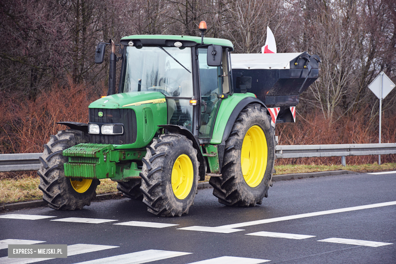 Protest rolników na skrzyżowaniu krajowej z ul. Legnicką. Są utrudnienia w ruchu