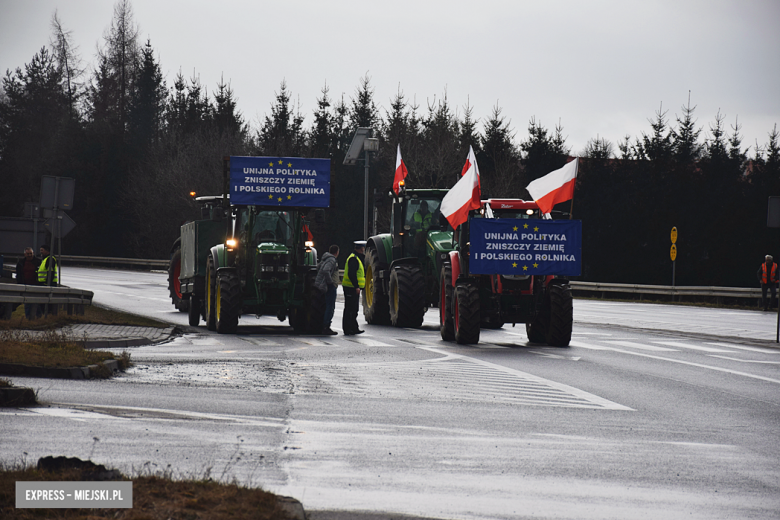 Protest rolników na skrzyżowaniu krajowej z ul. Legnicką. Są utrudnienia w ruchu