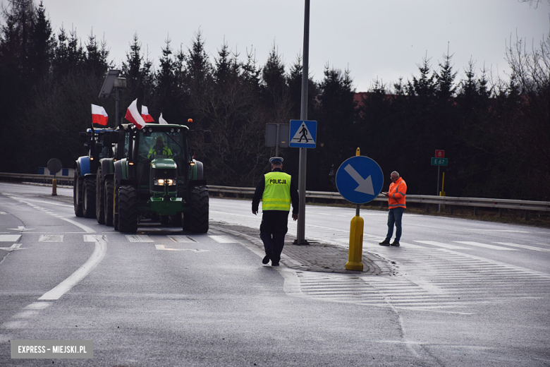 Protest rolników na skrzyżowaniu krajowej z ul. Legnicką. Są utrudnienia w ruchu