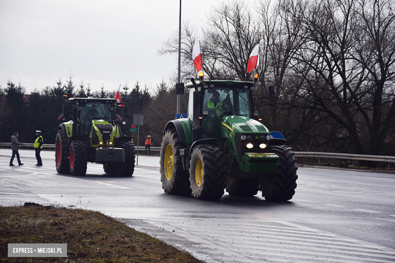 Protest rolników na skrzyżowaniu krajowej z ul. Legnicką. Są utrudnienia w ruchu