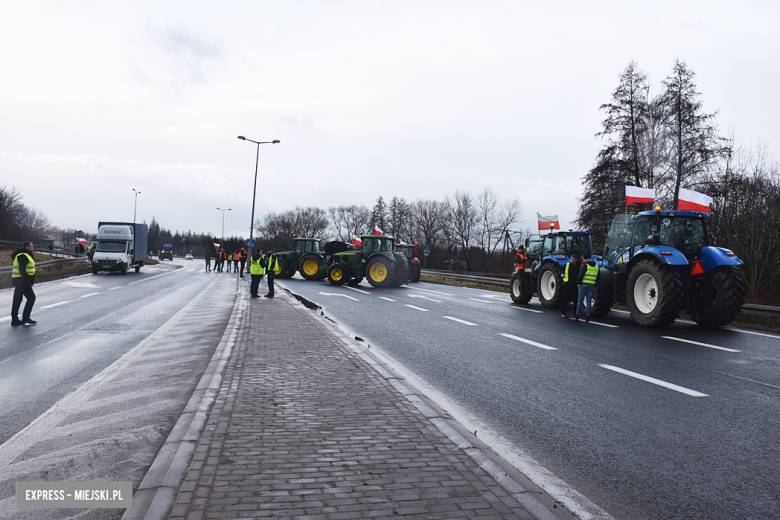 Protest rolników na skrzyżowaniu krajowej z ul. Legnicką. Są utrudnienia w ruchu