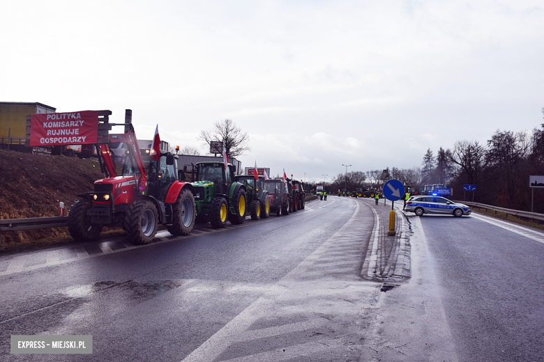 Protest rolników na skrzyżowaniu krajowej z ul. Legnicką. Są utrudnienia w ruchu