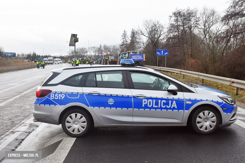 Protest rolników na skrzyżowaniu krajowej z ul. Legnicką. Są utrudnienia w ruchu