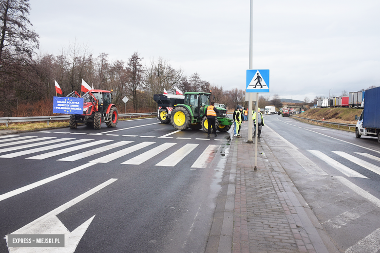 Protest rolników na skrzyżowaniu krajowej z ul. Legnicką. Są utrudnienia w ruchu