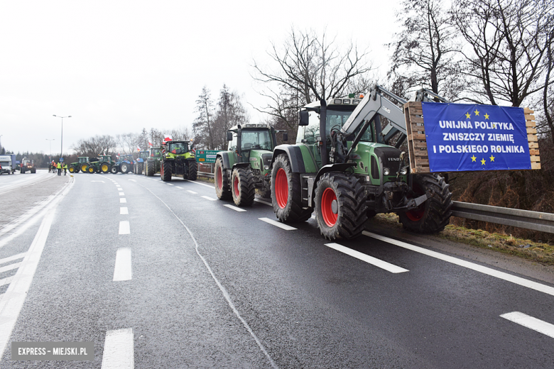 Protest rolników na skrzyżowaniu krajowej z ul. Legnicką. Są utrudnienia w ruchu