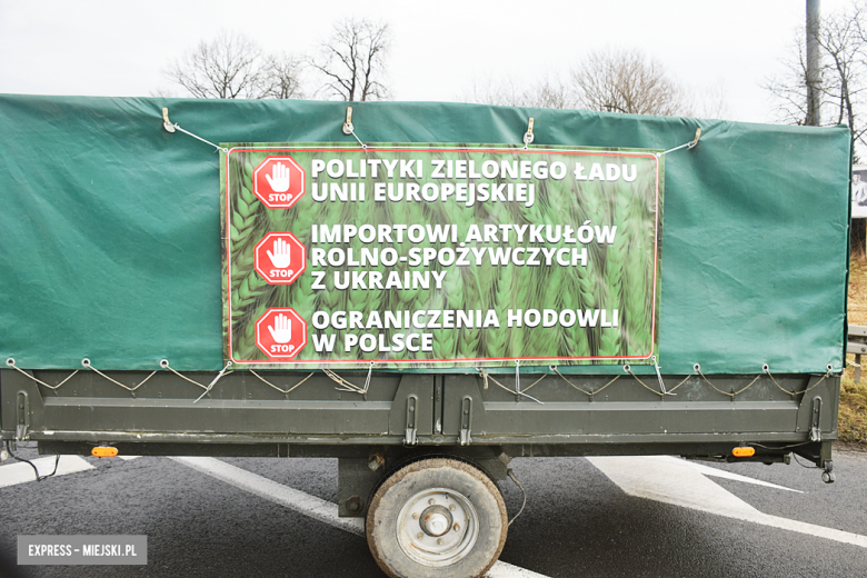 Protest rolników na skrzyżowaniu krajowej z ul. Legnicką. Są utrudnienia w ruchu