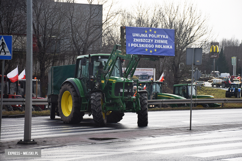 Protest rolników na skrzyżowaniu krajowej z ul. Legnicką. Są utrudnienia w ruchu