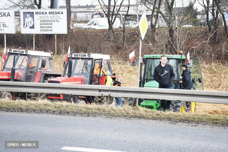 Protest rolników na skrzyżowaniu krajowej z ul. Legnicką. Są utrudnienia w ruchu