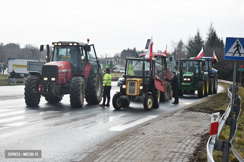 Protest rolników na skrzyżowaniu krajowej z ul. Legnicką. Są utrudnienia w ruchu