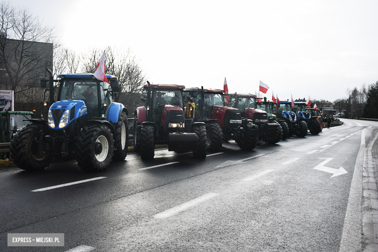 Protest rolników na skrzyżowaniu krajowej z ul. Legnicką. Są utrudnienia w ruchu