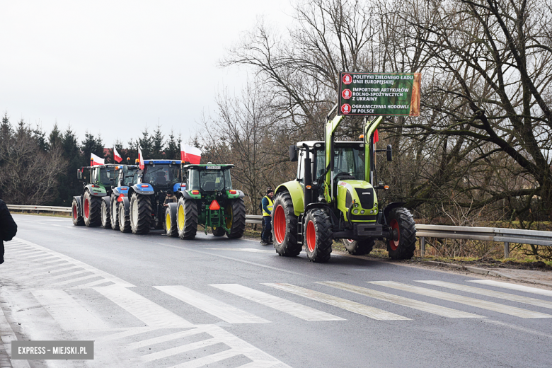 Protest rolników na skrzyżowaniu krajowej z ul. Legnicką. Są utrudnienia w ruchu