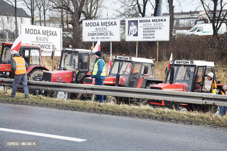 Protest rolników na skrzyżowaniu krajowej z ul. Legnicką. Są utrudnienia w ruchu