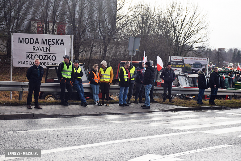 Protest rolników na skrzyżowaniu krajowej z ul. Legnicką. Są utrudnienia w ruchu