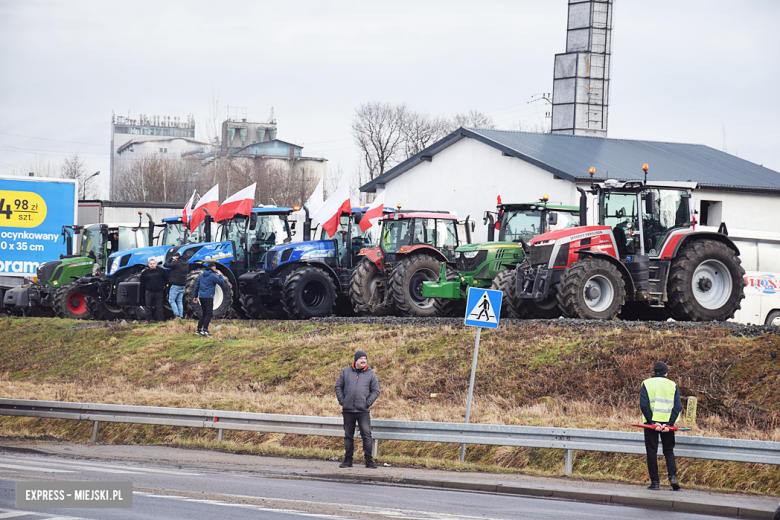 Protest rolników na skrzyżowaniu krajowej z ul. Legnicką. Są utrudnienia w ruchu