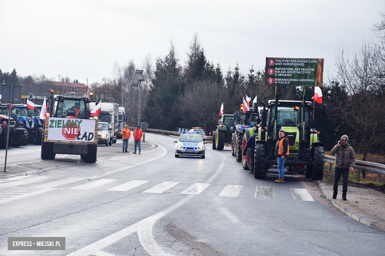 Protest rolników na skrzyżowaniu krajowej z ul. Legnicką. Są utrudnienia w ruchu