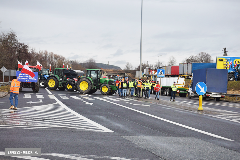 Protest rolników na skrzyżowaniu krajowej z ul. Legnicką. Są utrudnienia w ruchu