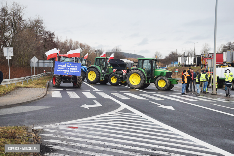 Protest rolników na skrzyżowaniu krajowej z ul. Legnicką. Są utrudnienia w ruchu