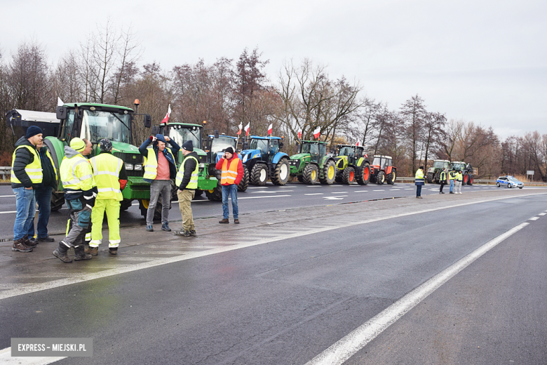 Protest rolników na skrzyżowaniu krajowej z ul. Legnicką. Są utrudnienia w ruchu