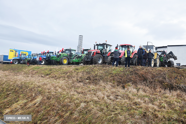 Protest rolników na skrzyżowaniu krajowej z ul. Legnicką. Są utrudnienia w ruchu