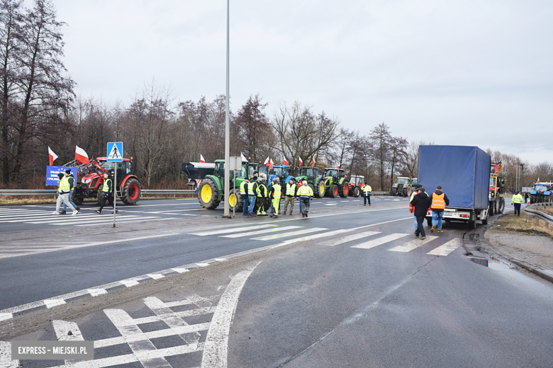 Protest rolników na skrzyżowaniu krajowej z ul. Legnicką. Są utrudnienia w ruchu