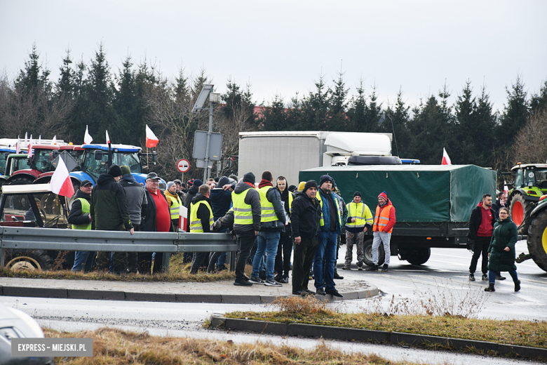 Protest rolników na skrzyżowaniu krajowej z ul. Legnicką. Są utrudnienia w ruchu