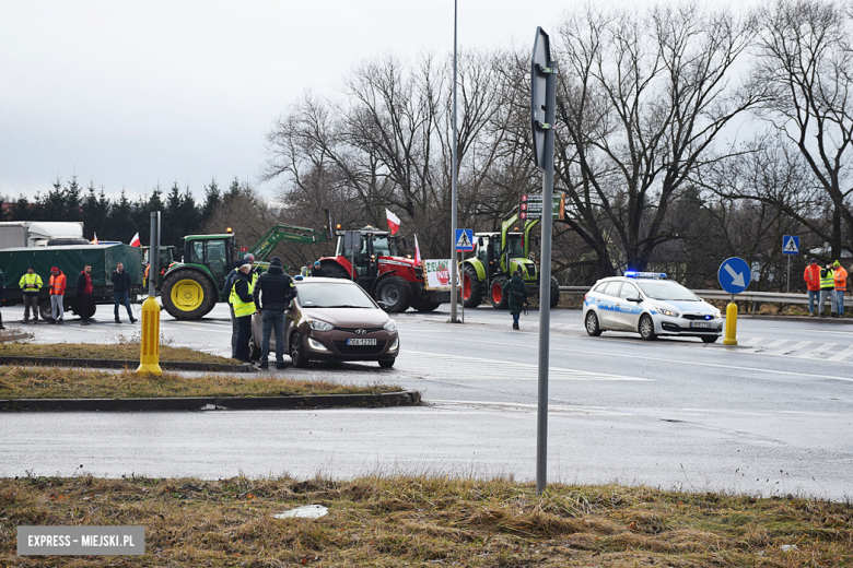 Protest rolników na skrzyżowaniu krajowej z ul. Legnicką. Są utrudnienia w ruchu