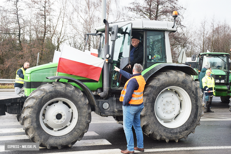 Protest rolników na skrzyżowaniu krajowej z ul. Legnicką. Są utrudnienia w ruchu