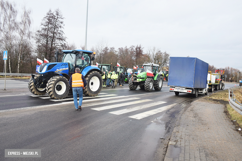 Protest rolników na skrzyżowaniu krajowej z ul. Legnicką. Są utrudnienia w ruchu