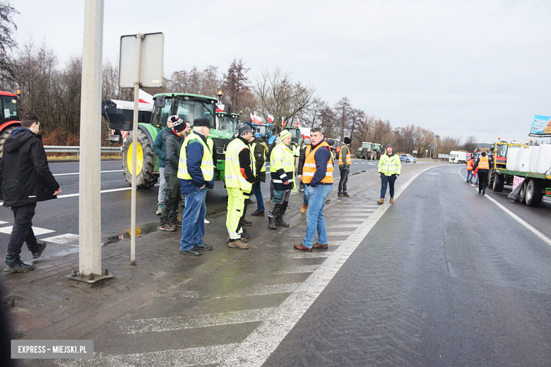 Protest rolników na skrzyżowaniu krajowej z ul. Legnicką. Są utrudnienia w ruchu