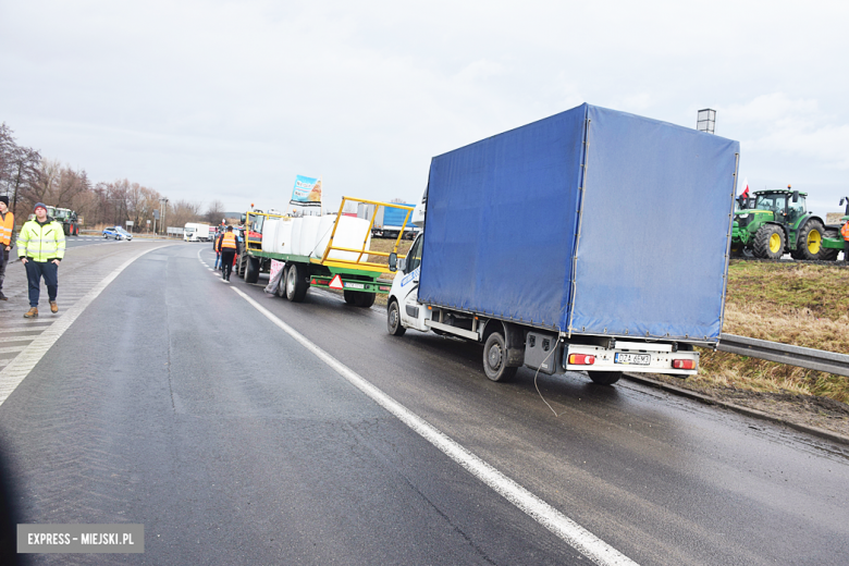 Protest rolników na skrzyżowaniu krajowej z ul. Legnicką. Są utrudnienia w ruchu