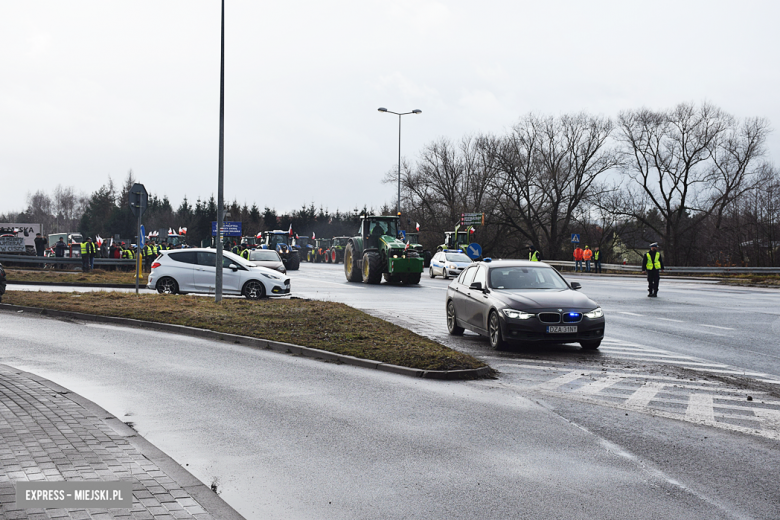 Protest rolników na skrzyżowaniu krajowej z ul. Legnicką. Są utrudnienia w ruchu