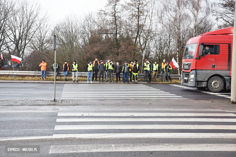 Protest rolników na skrzyżowaniu krajowej z ul. Legnicką. Są utrudnienia w ruchu