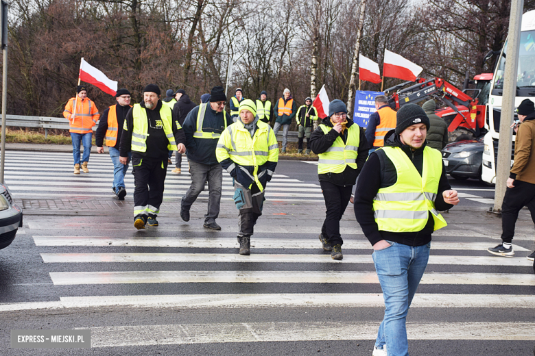 Protest rolników na skrzyżowaniu krajowej z ul. Legnicką. Są utrudnienia w ruchu