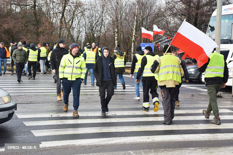 Protest rolników na skrzyżowaniu krajowej z ul. Legnicką. Są utrudnienia w ruchu