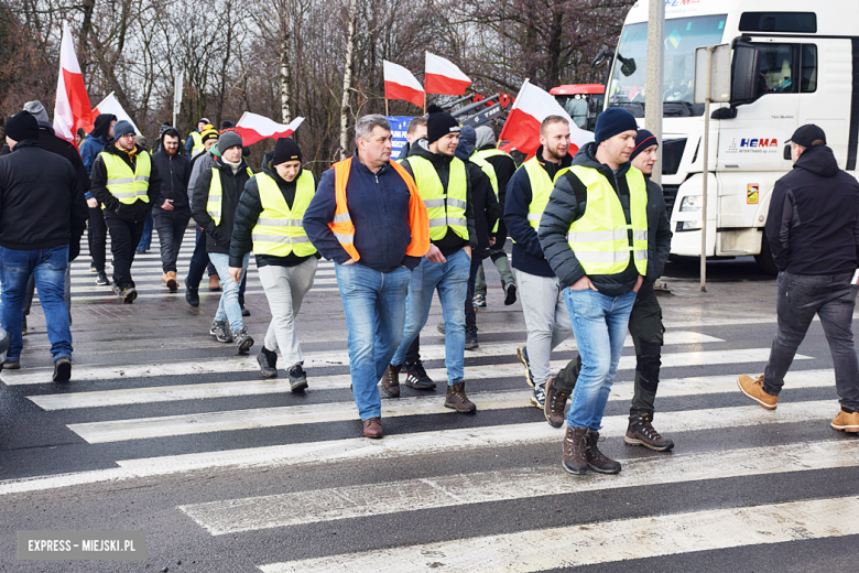 Protest rolników na skrzyżowaniu krajowej z ul. Legnicką. Są utrudnienia w ruchu