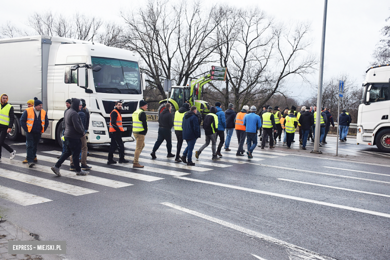 Protest rolników na skrzyżowaniu krajowej z ul. Legnicką. Są utrudnienia w ruchu