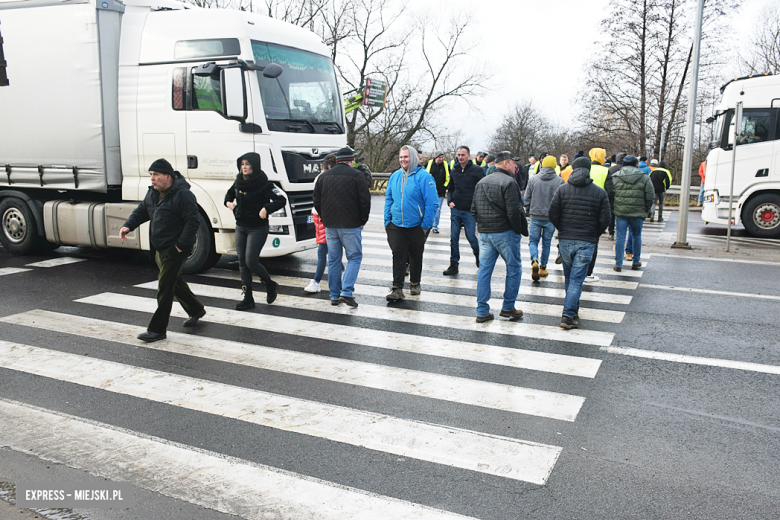 Protest rolników na skrzyżowaniu krajowej z ul. Legnicką. Są utrudnienia w ruchu