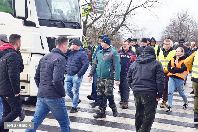 Protest rolników na skrzyżowaniu krajowej z ul. Legnicką. Są utrudnienia w ruchu