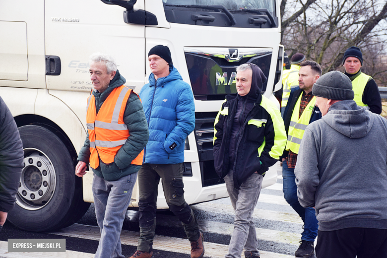 Protest rolników na skrzyżowaniu krajowej z ul. Legnicką. Są utrudnienia w ruchu