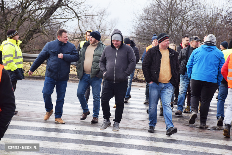 Protest rolników na skrzyżowaniu krajowej z ul. Legnicką. Są utrudnienia w ruchu