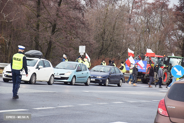 Protest rolników na skrzyżowaniu krajowej z ul. Legnicką. Są utrudnienia w ruchu