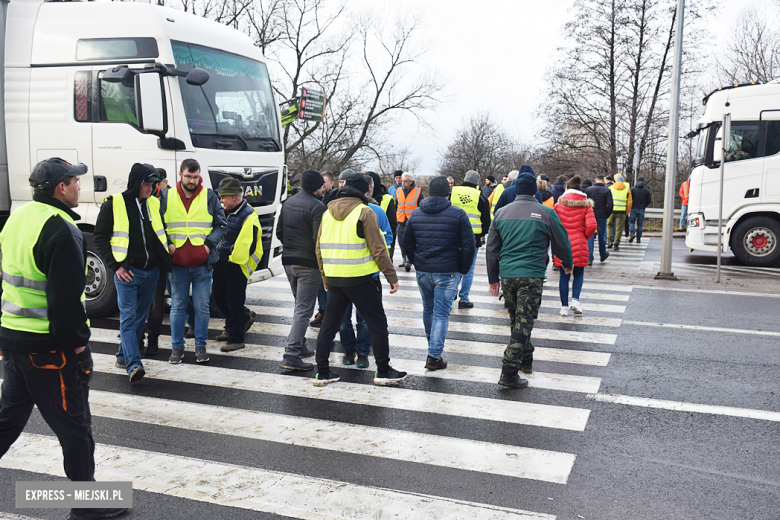 Protest rolników na skrzyżowaniu krajowej z ul. Legnicką. Są utrudnienia w ruchu