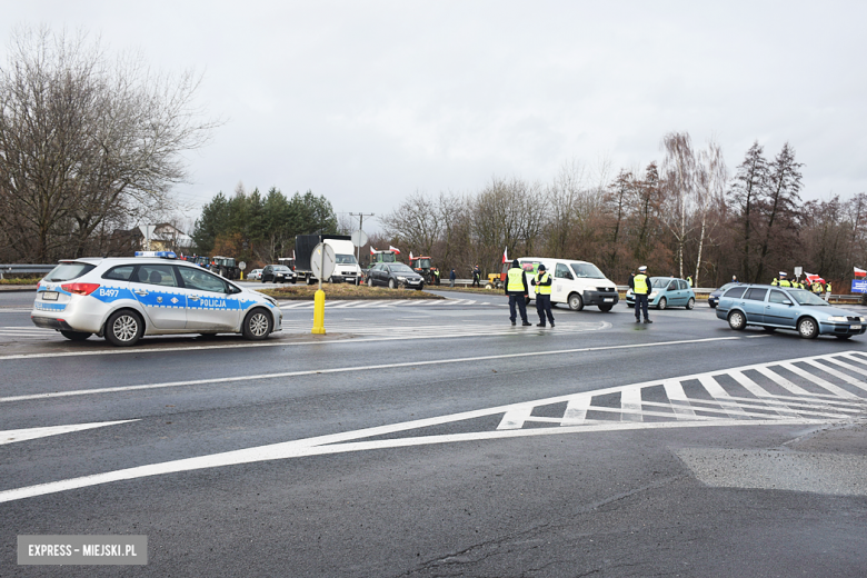 Protest rolników na skrzyżowaniu krajowej z ul. Legnicką. Są utrudnienia w ruchu